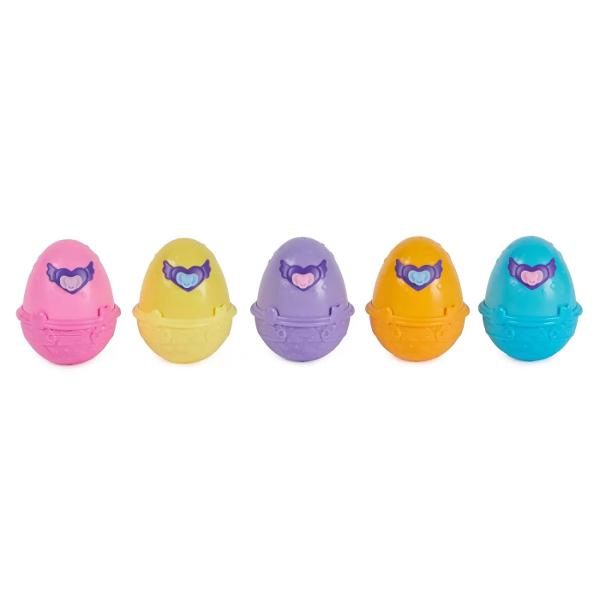 Experimentati o trapa plina de caldura cu Hatchimals Alive Cu dragostea si grija ta aceste Hatchimal-uri super dragute prind magic viata intr-un mod cu totul nou Ouale lor care se eclozeaza automat eclozeaza ca ouale adevarate atunci cand sunt activate de apa Pachetul 1 Hatchimals Alive include un ou Hatchimals colorat cu un personaj o sticla si o suzeta Pentru a incepe clocirea scoateti suzeta din ou umpleti sticla cu apa si stoarceti-o in ou În cateva secunde noul tau 