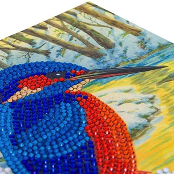 Fiind cunoscute ca picturi cu diamante seturile Crystal Kit de la Craft Buddy vor deveni noul dumneavoastra hobby Seturile sunt tiparite cu un clei special si sunt prevazute cu un strat de protec&539;ie Pietricelele din diamante sunt sortate in pungi separate Cu ajutorul stiloului de lucru veti ridica diamantele dintr-o tavita si le veti lipi pe simbolul corect Seturile contin pietre pre&539;ioase sortate in pungi separate un stilou de lucru 1 bloc de cear&259; 