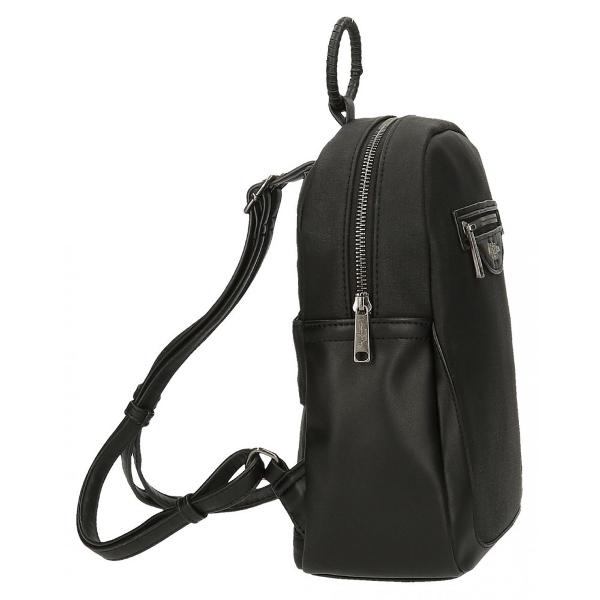 Rucsac calatorie cu bretele ajustabile pentru o purtare confortabila dimensiune 24x28x10 cm capacitate 6 litri 1 compartiment culoare negru material piele ecologica 3 buzunare interioare pentru depozitare accesorii si gadgeturi rucsacul poate fi transportata in mana de maner sau in spate cu ajutorul bretelelor sau adaptat la manerul telescopic al trolerului cu ajutorul benzii adaptabile maner superior inchidere cu fermoar 1 buzunar frontal pentru acces usor la accesorii si 