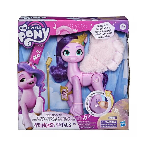 Faceti cunostinta cu Princess Petals un Pegasus din Zephyr Heights Princess Petals este o vedeta pop stilata si talentata Imaginati-va cum canta la Gala Regala inspirata de filmul My Little Pony A New Generation Include o figura ponei roz Princess Petals de 15cm cu o nota muzicala  Parul moale mov al poneiului este ondulat in stilul ei caracteristic De asemenea are muzica si miscare Apasati-i pe nota muzicala pentru a o auzi fredonand o parte din cantecul ei &bdquoGlowing 