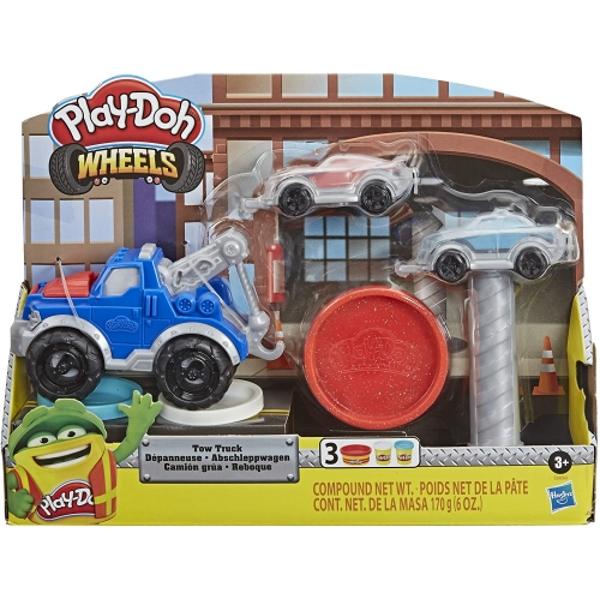 Ai nevoie de ajutor Apelati la camionul de tractare pentru a va ajuta sa salvati ziua Creati o masina Play-Doh prin atasarea rotilor si umplerea matritei auto cu compusul Play-Doh apoi legati-o la camionul de tractare pentru a o transporta Strangeti cu cheiea de remorcare din fata camionului si faceti accesorii distractive cu ajutorul matritelor Compusul metalic Play-Doh ofera creatiilor tale mai mult realism  iar cele 2 cutii standard suplimentare aduc distractie colorata