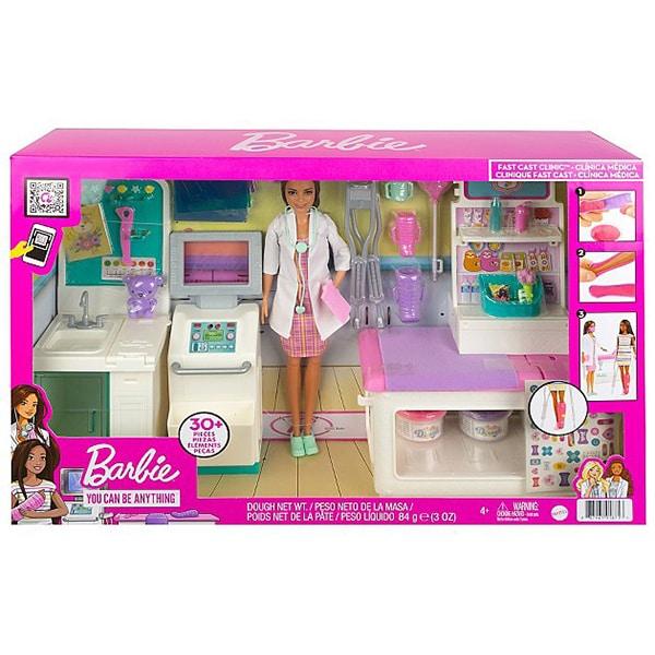 Explorati o lume de distractie cu ingrijire cu setul de joaca Barbie Fast Cast Clinic Cand fetele se joaca cu Barbie isi imagineaza tot ce pot deveni iar pentru cele care adora sa aiba grija de altii pot conduce Fast Cast Clinic Clinica include o papusa doctor Barbie® bruneta 304 cm si 4 zone de joaca o statie medicala un pat de consult un aparat de radiografie si un magazin de cadouri Copiii pot crea ghipsuri pentru papusa „pacient” se vinde separat cu o 