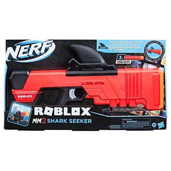 Acest blaster Nerf Roblox MM2 Shark Seeker este inspirat de jocul Roblox MM2 Include un cod special care iti permite sa rascumperi un articol virtual exclusiv pe Roblox Blasterul are un design extraordinar care aminteste de un rechin si include o aripioara pe care o misti pentru a arma blasterul Include 3 sageti Nerf Mega din spuma Pentru a incepe sa tragi incarca cele 3 sageti in partea din fata a blasterului misca aripioarele inainte si inapoi si apasa tragaciul pentru a lansa 1 