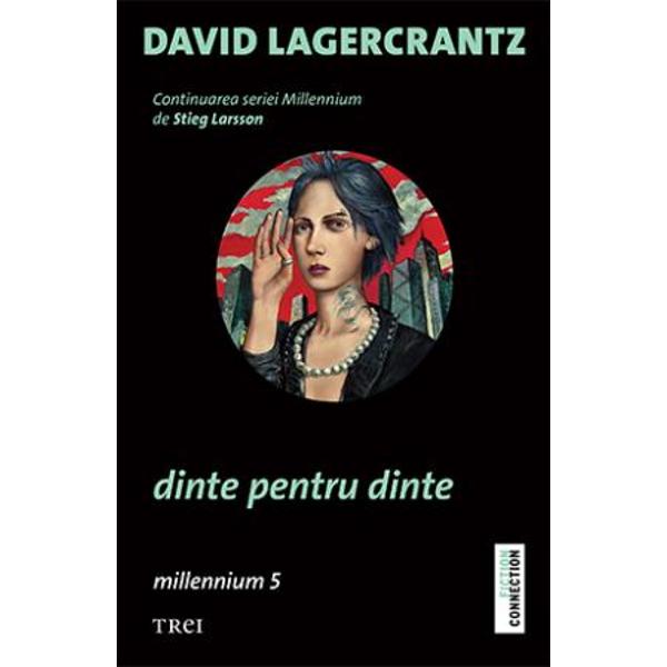 Fata cu un dragon tatuat nu are de gand sa fie iertatoare Lisbeth Salander a avut o copilarie marcata de agresivitati si abuzuri oribile Si de repetate tentative la viata ei Cerneala impregnata in piele ii aminteste con not stant de promisiunea ei de a lupta impotriva nedreptatilor din jurul sau Acum se afla intr o inchisoare de maxima securitate pentru femei ceea ce nu inseamna o pedeapsa pentru ea asa cum ne am astepta De fapt Lisbeth gaseste aici o relativa siguranta Inchisoarea Flodberga 