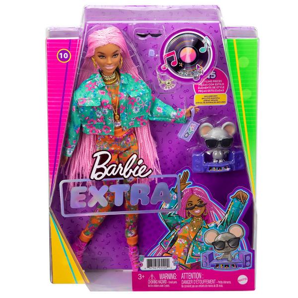 Papusile Barbie Extra etaleaza tinute indraznete si culori vii si iau atitudine Fiecare papusa Barbie are propriul stil jucaus si exagerat Iar animalele lor de companie fiecare diferit si adorabil au si ele o personalitate puternica Barbie Extra permite copiilor sa exploreze exprimarea de sine prin stil si ofera o experienta de moda si stilizare captivanta cu papusi articulate Fiecare papusa reprezinta distractie cu moda cu sclipici ursuleti gumati emoji si par distinctiv aducand un 