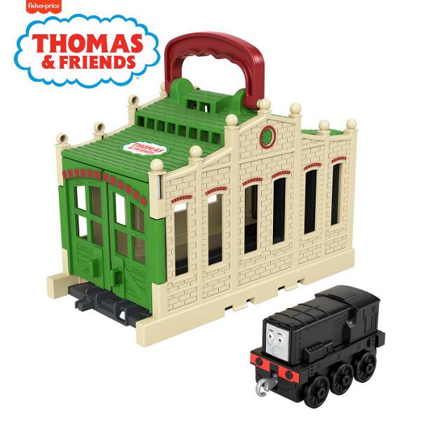 Micii mecanici de locomotiva pot construi propriul depou Tidmouth acasa cu depourile Thomas & Friends™ Connect & Go de la Fisher-Price® Fiecare depou se conecteaza cu usurinta la orice set de sine Thomas & Friends™ este furnizat cu o locomotiva din metal care reprezinta un membru diferit al „Echipei aburilor” si poate fi luat oriunde Seturile de sine se vand separat Colectionati toate depourile Connect & Go si conectati-le pentru a recrea 