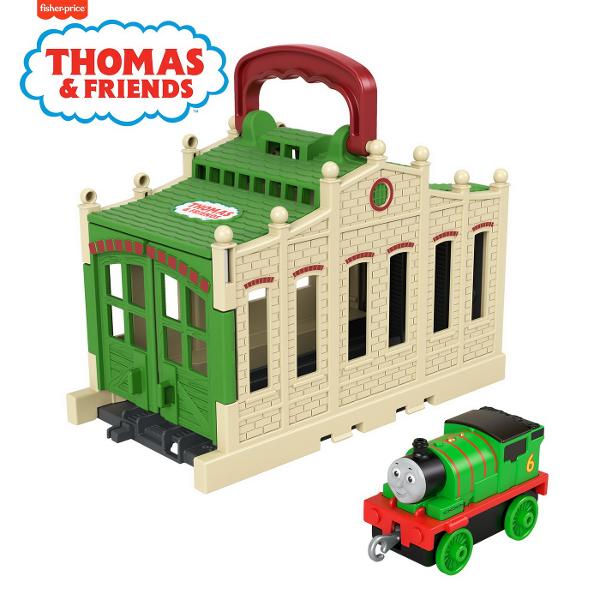 Micii mecanici de locomotiva pot construi propriul depou Tidmouth acasa cu depourile Thomas & Friends™ Connect & Go de la Fisher-Price® Fiecare depou se conecteaza cu usurinta la orice set de sine Thomas & Friends™ este furnizat cu o locomotiva din metal care reprezinta un membru diferit al „Echipei aburilor” si poate fi luat oriunde Seturile de sine se vand separat Colectionati toate depourile Connect & Go si conectati-le pentru a recrea 