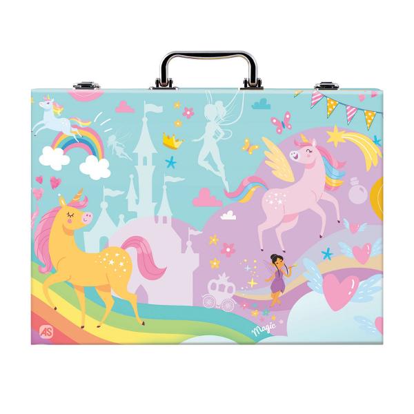 Indiferent cate culori ai nu sunt niciodata suficiente pentru desenul tau in cutia de desen delux unicorn vei gasi 100 de accesorii pentru a iti picta desenele preferate si pentru a invata diferite tehnici Contine 14 culori pastelate 18 creioane cerate 16 pixuri 18 creioane colorate 12 foi de desen 2 creioane de desen 2 pensule pentru vopsea o radiera o ascutitoare de creioane si toate acestea intr-o cutie de desen cu maner pe care o poti transporta oriunde si usor