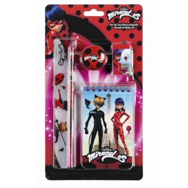 Setul de rechizite mic LADYBUG MARINETTE va fi perfect ca si cadou pentru orice fetita    Setul contine un carnet de notite cu spira o rigla un creion HB o ascutitoare si o radiera    Toate piesele sunt imprimate cu personajul super-erou LadyBug Marinette    Eleganta si stil energic doar pentru tine    Dimensiuni 