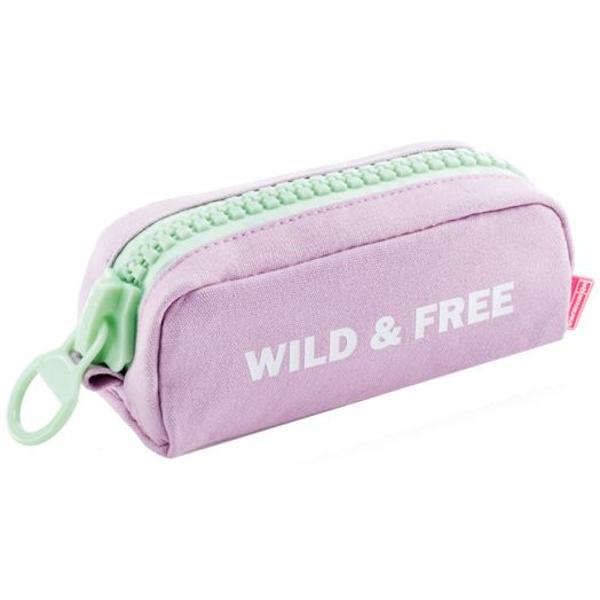 Penar cu fermoar mare din seria „Back2Fun” de la MiquelriusCu inscrip&539;ia „Wild & Free” pe o parteCu un compartiment cu fermoar Accesoriu potrivit si necesar pentru orice ghiozdan sau rucsacDimensiuni 20 x 9 x 7 cmMaterial poliesterCuloarea lavandaBack2Fun  este una dintre cele mai distractive &537;i colorate serii de la Miquelrius 