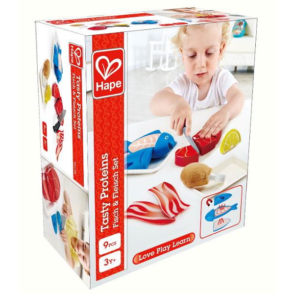 Proteinele sunt importante pentru construirea muschilor Practicati pregatirea alimentelor precum carnea de vita puiul pestele si bacon-ul cu acest set de joaca realist de bucatarie Include cutit de joaca felii de lamaie Puneti ingredientele impreuna si pregatiti-va sa gatiti Folositi cutitul si mainile pentru a pregati diferitele alimente Friptura pestele si pulpa de pui se desfac pentru un realism sporit iar lamaia poate fi stoarsa Puneti ingredientele pregatite impreuna intr-un vas 