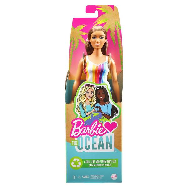 Colectia Barbie Loves the Ocean o linie de papusi realizate din plastic reciclat Avand tesaturi si accesorii din materiale reciclate aceste papusi Barbie inspira povesti cu distractie la plaja Fiecare papusa Barbie face furori intr-o tinuta pregatita pentru vara cu tesaturi fabricate din plastic reciclat Ochelarii de soare la moda de asemenea fabricati din plastic reciclat completeaza aspectul lor pregatit pentru vara Dispunand de ambalaje reciclabile si cu detalii pe care copiii le 