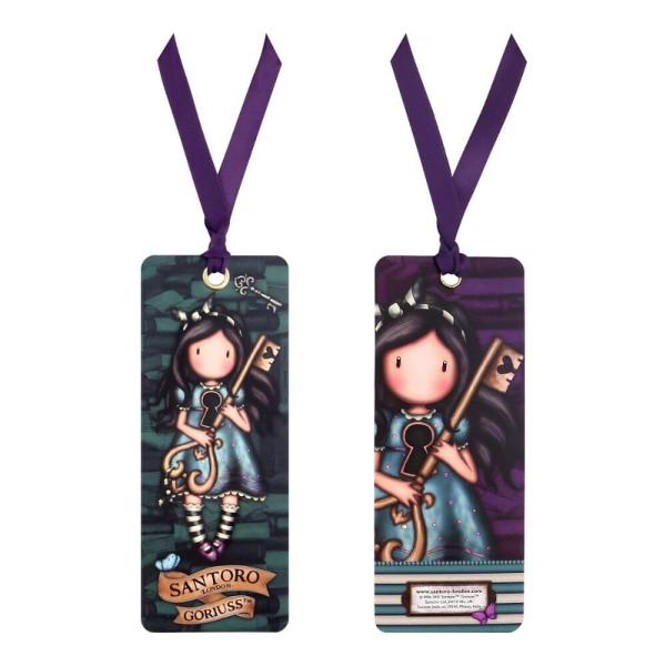 Semn de carte Gorjuss Curiosity este alegerea ideala pentru a-ti marca calatoria in lumea literara cu un semn de carte atragator si deosebitFrumos decorat cu micuta creatie Gorjus Curiosity acum nu mai ai motive sa spui ca ai uitat la ce pagina ai ramas in carte Pe fata semnului de carte o vom regasi pe micuta Curiosity in nuante de mov si turqoiseSemnul de carte Gorjuss Curiosity este frumos accesorizat cu o panglica mov Pe spatele semnului vom regasi aceiasi 