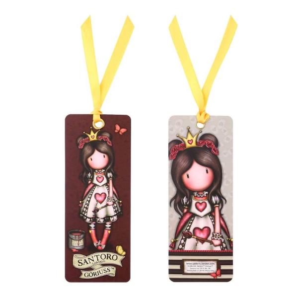 Semn de carte Gorjuss Finding My Way este alegerea ideala pentru a-ti marca calatoria in lumea literara cu un semn de carte atragator si deosebitFrumos decorat cu micuta creatie Gorjus Finding My Way acum nu mai ai motive sa spui ca ai uitat la ce pagina ai ramas in carte Pe fata semnului de carte o vom regasi pe micuta Finding My Way in nuante de rosu si bejSemnul de carte Gorjuss Finding My Way este frumos accesorizat cu o panglica galbena Pe spatele semnului vom 