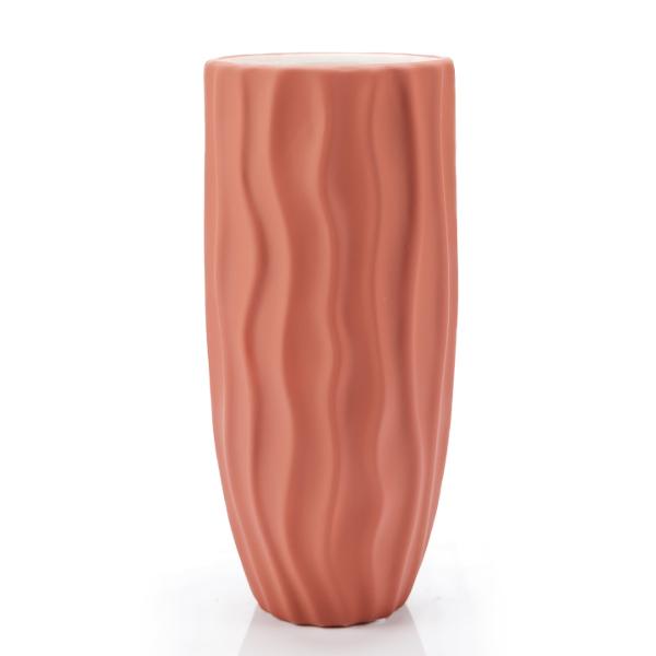 Obiectele decorative joaca un rol important in decorul casei tale si in obtinerea unui spatiu placut si relaxant Mixul intre mobilier si accesoriile pentru decor este important pentru a crea armonie in interiorul casei Casa ta va avea un design aparte atunci cand alegi sa decorezi cu flori in vaze frumoase din ceramicaVaza decorativa din ceramica se remarca prin aspectul estetic atractiv si glam in acelasi timpEste o decoratiune ce se distinge prin linii simple si moderne Cu 