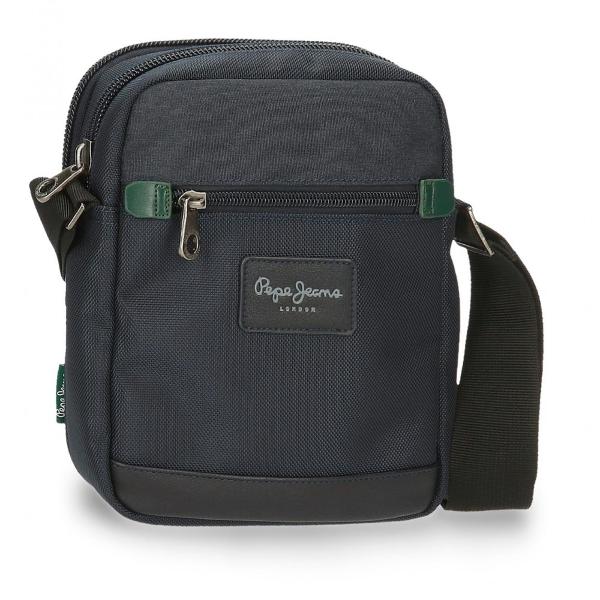 Geanta umar pentru barbati Pepe Jeans Green Bay bleumarinCuloare bleumarinDimensiune 17x22x75 cmMaterial poliester  piele ecologica2 compartimente pentru a mentine bagajele organizatelungimea baretei este de aproximativ 80 cm2 buzunare interioare pentru depozitare accesorii si gadgeturiInchidere cu fermoarOrganizator interiorGeanta poate fi transportata pe umar cu ajutorul bareteiStil casual1 