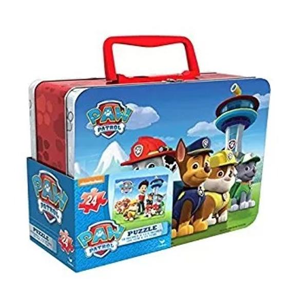 Descopera aventurile indragitelor personaje Paw Patrol pe masura ce asamblezi cele 2 puzzle-uri 3D aflate in gentuta metalica Fiecare puzzle este format din 24 piese Gentuta poate fi folosita si pentru depozitarea jucariilor sau ca gentuta pentru pranz