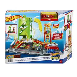 Conduceti in statia de combustibil Hot Wheels City Super Recharge pentru a juca dinamic cu vehiculele Hot Wheels Setul include un furtun de incarcare EV care poate fi introdus in 4 statii unde activeaza functii interesante cum ar fi lansatoare un lift de masina si un semnalizator Exista parcare si depozitare pentru pana la 10 vehicule Hot Wheels la scara 164 direct pe platou Este inclusa o masina Hot Wheels; vehicule suplimentare vandute separat Detaliile suplimentare de redare a 