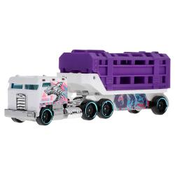 Camionul Hot Wheels® este gata sa se ocupe Concepute pentru a lucra cu piesele Hot Wheels® vandute separat aceste platforme turnate sub presiune pot accelera traseul pot trece prin bucle si multe altele Copiii vor dori sa le colectioneze pe toate si sa creeze noi combinatii pentru a completa flota finala personalizata deoarece cabina si remorca sunt interschimbabile cu alte camioane din sortiment Dispunand de culori stralucitoare cu detalii detaliate Fiecare se vinde 