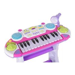 Pianina electronica MalPlay cu scaun si microfon 45 cm inaltime Roz Copii adora sa cante la instrumente muzicale iar orga muzicala pentru baieti este creata special pentru a ajuta copii sa isi experime emotiile Oraga ii va permite copilului tau sa-si dezvolte pasiune pentru arta muzica si abilitati muzicale Aceasta orga cuprinde o gama larga de sunete 8 ritmuri muzicale si 8 sunete de intrumente 14 clape inregistreaza sunete are posibilitatea de a schimba ritmul lent- rapid doua 