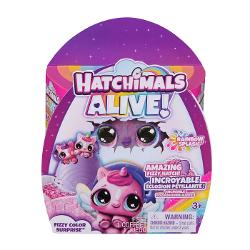 Experimentati o eclozare interesanta cu Hatchimals Pachetul Misterios Alive Fizzy Colour Surprise Cu dragoste si grija acesti Hatchimals jucausi prind viata intr-un nou mod colorat oua care eclozeaza in apa schimband culoarea apei pentru a se potrivi cu personajul din interior Fiecare Fizzy Colour Surprise include 1 ou cu gemeni sau tripleti inauntru 2 sau 3 perechi de aripi un cuib si 2 sau 3 accesorii de ingrijire Pentru a incepe eclozarea indepartati aripile oului umpleti cuibul 