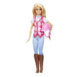 Papusa Barbie Mysteries The Great Horse Chase Malibu cu haine de calarie si accesorii este un set unic si captivant care aduce emotia aventurii de calarie la viata Acest set prezinta indragita Barbie Malibu imbracata in tinute elegante de calarie si echipata cu toate elementele esentiale pentru un mister captivant de urmarire a cailor Ansamblul ei include o jacheta de calarie croita pantaloni de calarie eleganti si o pereche de cizme inalte toate concepute in culori vibrante si modele la 