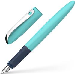 Stiloul Wavy este echipat cu peni&539;&259; din o&539;el inoxidabil rezistent&259; &537;i cu vârf din iridiu – perfect pentru elevii care încep s&259; scrie cu stiloul Zona de prindere cauciucat&259; ergonomic&259; potrivit&259; pentru dreptaci &537;i stângaci induce pozi&539;ia corect&259; de scris; în plus zona generoas&259; pentru prindere moale disip&259; punctele de presiuneWavy func&539;ioneaz&259; cu cartu&537;e de 