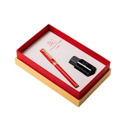 Setul de la PICASSO îmbin&259; elegan&539;a clasic&259; cu un design rafinat remarcându-se prin culoarea sa intens&259; &537;i accentele aurii Este ideal pentru cei care doresc un instrument de scris de calitate cu un aspect distinsCaracteristici produsStilou metalic cu finisaj ro&537;u lucios &537;i ornamente auriiPeni&539;&259; din iridiu tip F fine – pentru o scriere precis&259; &537;i 