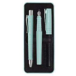 Set cadou stilou B si pix XB Grip POLY bleu FABER-CASTELL negru elegant care nu numai ca impresioneaza prin designul sau atractiv dar convinge si prin durabilitate Design elegant durabil - piese din plastic reciclat Varf penita tip B care permite sa scrieti lin si precis Material penita si clip otel inoxidabil Grip placut la atingere cu textura anti-alunecare ce confera o experienta confortabila de scris Pix cu rezerva de mare capacitate XB cu mina de culoare 