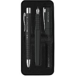 Set cadou stilou B si pix XB Grip POLY negru FABER-CASTELL negru elegant care nu numai ca impresioneaza prin designul sau atractiv dar convinge si prin durabilitate Design elegant durabil - piese din plastic reciclat Varf penita tip B care permite sa scrieti lin si precis Material penita si clip otel inoxidabil Grip placut la atingere cu textura anti-alunecare ce confera o experienta confortabila de scris Pix cu rezerva de mare capacitate XB cu mina de culoare 