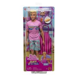 Imaginatia poate da nastere la tot felul de povesti cu papusa Ken inspirata de serialul Barbie Mysteries Detectivi pe plaja Aceasta papusa la moda da viata personajului purtand tricoul sau roz grafic si pantaloni scurti casual cu imprimeu floral Tenisii albi ii completeaza tinuta iar accesoriile adauga distractie povestilor Copiii il pot imbraca pe Ken in sortul cu dungi inclus si il pot ajuta sa serveasca gustari clasice de promenada cu un covrig un hotdog si doua piese de joaca cu delicii 