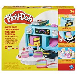 Transforma orice zi intr-o sarbatoare colorata cu setul de joaca Play Doh Este un set de bucatarie excelent pentru copii care pot crea prajituri Play Doh felii intregi de tort oferind o multime de posibilitati creative Pentru inceput modeleaza niste bile imaginare din mix pentru prajituri si pune le in cuptorul de jucarie Apasa manerul si deschide usa pentru a auzi un sunet distractiv de clopotel si a vedea o felie cum se invarte Suprapune mai multe culori pentru prajituri imaginare in 