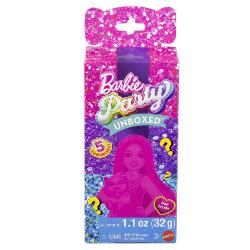 Barbie Party Unboxed transforma momentul de deschidere a unui cadou intr-o experienta plina de magie si entuziasm Cutia este decorata in nuante vibrante de roz si mov cu efecte stralucitoare tip confetti si ascunde in interior cinci surprize captivante Setul include o papusa Barbie in miniatura cu un design elegant si detalii inspirate din tematica de petrecere Pe langa papusa copiii vor descoperi accesorii tematice variate care pot include elemente de moda sau obiecte decorative 