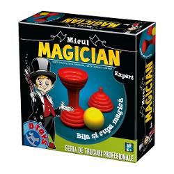 Copilul t&259;u se viseaz&259; un magician celebru Jocul Micul Magician – Bila &537;i Cupa Magic&259; este ideal pentru a pune în scen&259; primul spectacol formidabilÎn imagina&539;ia lor f&259;r&259; limite copiii pot fi orice î&537;i doresc cavaleri astronau&539;i eroi neînfrica&539;i sau… magicieni Dac&259; &537;i micu&539;ul t&259;u î&537;i dore&537;te s&259; fie în centrul aten&539;iei &537;i s&259; 