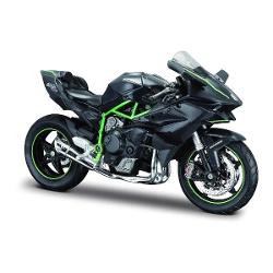 Motocicleta KAWASAKI NINJA H2 R in miniatura la scara 112 este realizata din metal turnat si detalii din plastic de inalta calitate Produsul reda cu fidelitate liniile sportive si elegante ale modelului original fiind vopsit in negru cu detalii verzi si dotat cu elemente realiste precum sistemul de evacuare suspensie si jantele sport Aceasta replica este expusa intr-o cutie tip vitrina ceea ce o face ideala atat pentru joaca cat si pentru colectie Recomandata copiilor de peste 3 ani 