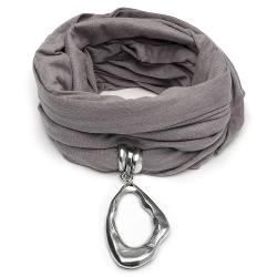 Esarfa Vestopazzo &bdquo;Scarf Drop&rdquo; este un accesoriu casual-chic perfect pentru orice tinuta de zi cu zi Realizata din jersey moale si placut la atingere aceasta esarfa adauga stil si confort putand fi purtata in multiple moduri pentru a completa outfiturile cu usurintaDesignul simplu si elegant este completat de un pandantiv in forma de picatura fabricat din aluminiu 100 reciclat care confera un accent 