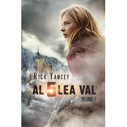 Bestseller New York Times Speculative Fiction postapocaliptic  Love Story intr-o lume de cosmarO invazie extraterestra distruge omenirea in patru Valuri succesive de nenorociri Dar Al Cincilea Val este cel mai periculos pentru ca de data asta putinii pamanteni ramasi in viata nu stiu nici macar ce ii ameninta cu atat mai putin cum sa infrunte pericolul Cassie o adolescenta curajoasa de 16 ani are o singura dorinta 