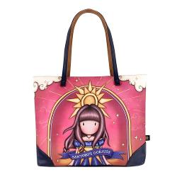 Poarta cu tine o bucata din magia Gorjuss in fiecare calatorie cu geanta spatioasa Ray Of Light Cu un design elegant si functionalitate excelenta aceasta geanta este perfecta pentru orice stilCu un compartiment principal mare si inchidere magnetica geanta ofera spatiu generos pentru toate lucrurile tale esentiale Buzunarele interne cu fermoar si buzunarele glisante iti permit sa-ti organizezi obiectele mici in mod eficient astfel incat sa le gasesti usor atunci cand ai nevoie 