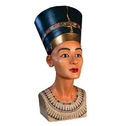 Bust egiptean Nefertiti WU67887 &ndash; ColoratAcest bust al reginei Nefertiti modelul WU67887 este bogat colorat &537;i eviden&539;iaz&259; frumos profilul iconic al celebrei regine egiptene Lucrat cu grij&259; serve&537;te drept o pies&259; decorativ&259; uimitoare at&acirc;t pentru pasiona&539;ii de istorie c&acirc;t &537;i pentru iubitorii de design interior Un accent deosebit pentru orice camer&259;