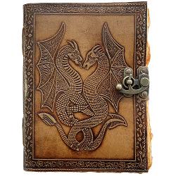 Cautati jurnale cu aspect vintage pentru iubitorii de mitologie si misticism Gasiti in oferta noastra un model Krashell KDL-413 cu o coperta embosata cu doi dragoni ce sunt asociati cu puterea si abilitatile magice In functie de cultura dragonii sunt un simbol al vietii in China animale protectoare in Indonezia pazitori ai sabiilor in Japonia personaje malefice in EuropaSe remarca prin hartia groasa de bumbac texturat cu nuante de galben-maro cu marginile nefinisate 