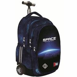 Trollerul Majewski ST Right TB01 din colectia grafica Blue Earth View este un rucsac pe roti conceput pentru transport facil si confort atunci cand este incarcat mai mult Are 4 compartimente si un sistem de organizare practica potrivit inclusiv pentru laptop si tabletaEste gandit pentru siguranta si utilizare usoara cu roti rezistente maner telescopic reglabil si elemente reflectorizante Materialul impermeabil si baza rigidizata ajuta la protectia continutului in utilizarea 