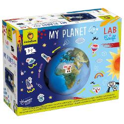 Joc STEAM - Planeta mea LudatticaJocul educa&539;ional STEAM Planeta mea de la Ludattica este un set interactiv pentru copii de 3-5 ani care explic&259; &icirc;ntr-un mod concret cum se rotesc P&259;m&acirc;ntul &537;i Soarele &537;i de ce exist&259; zi &537;i noapte Copilul construie&537;te propriul model de planet&259; &537;i urm&259;re&537;te mi&537;carea ei observ&acirc;nd direct ce se &icirc;nt&acirc;mpl&259; atunci c&acirc;nd se schimb&259; unghiul &537;i 