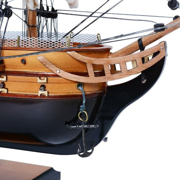 Acest model din lemn al legendarului vas USS Constitution cunoscut &537;i sub numele de „Old Ironsides” este realizat cu m&259;iestrie de artizani iscusi&539;i Construc&539;ia este manual&259; folosind lemn exotic precum mahon trandafir &537;i tec ceea ce îi confer&259; un aspect autentic &537;i rafinatCarena este realizat&259; prin 