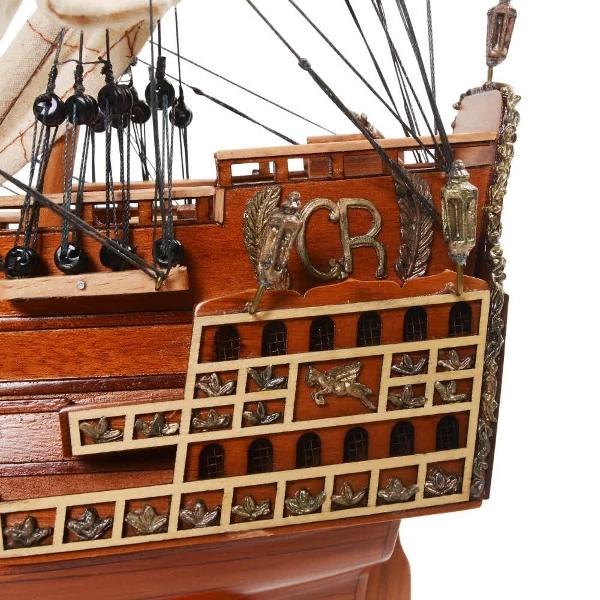 Descoper&259; un model de colec&539;ie impresionant — o macheta la scar&259; de calitate muzeal&259; a celebrei cor&259;bii HMS Sovereign of the Seas Cu o lungime de aproximativ 51 cm acest model este realizat manual cu m&259;iestrie de artizani pricepu&539;i care folosesc planuri originale &537;i fotografii istorice pentru a 