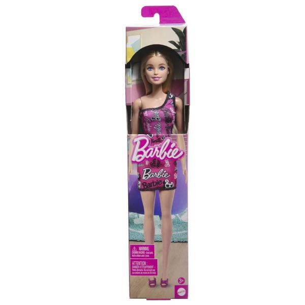 Papusa Barbie adora moda si tot ce tine de acest domeniu Iese in evidenta oricand si oriunde fiind atenta la detalii mici si alege cele mai frumoase accesorii pentru fiecare tinuta Papusa Barbie este pregatita pentru orice intr-o tinuta versatila care este chiar in tendinte Poarta o rochie roz detasabila cu logo-uri Barbie in alb-negru Pantofii roz completeaza aspectul Parul lung si drept de culoare blond poate fi aranjat pentru orice