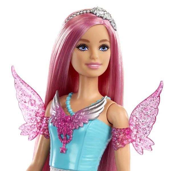 Aceasta papusa Barbie poate fi descrisa ca fiind magica doar cu parul ei lung fantastic si rochia stralucitoare Papusa Barbie poarta o tinuta stralucitoare inspirata de look-ul ei din Barbie A Touch of Magic Doua animale de companie si accesorii de styling adauga distractie fantastica si animalele ei de companie sunt fantastice Ea vine cu un prieten fluture adorabil precum si un pisoi de companie care poarta un tutu super dragut Papusa nu poate sta singura Culorile si decoratiunile 