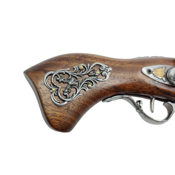 Pistol Europa de Est secolul al XVII-leaDin lemn mecanism flintlock din metal lustruit  butoi lat cu decoratiuni in partea superioara tot din metal lustruit patul are o forma deosebita pentru o mai buna prindereDimensiuni 35 cmGreutate 700 gr