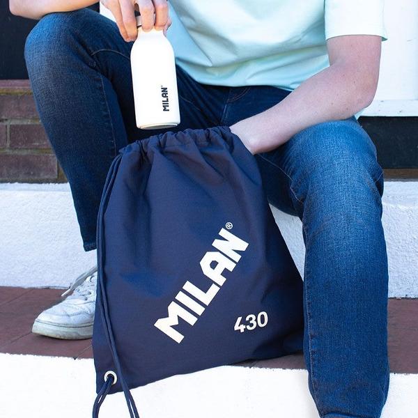 Sac mare&nbsp;cu snur bleumarin Colec&539;ia 430 din 1918 inspirat&259; din culorile &537;i designul originale ale radierelor MILAN fabricate &icirc;n Spania din 1918 &538;es&259;tur&259; exterioar&259; &bdquo;Ripstop&rdquo; u&537;oar&259; &537;i rezistent&259; la coacere &537;i rupere deoarece folose&537;te o tehnic&259; special&259; care &539;ese fire groase de &icirc;nt&259;rire &icirc;n mod regulat intervale care creeaz&259; un model &icirc;ncruci&537;at 