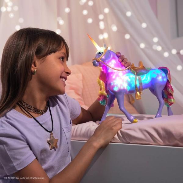 Descopera-ti destinul cu Wildstar Lumina de Curcubeu de la Academia Unicorn Inspirat de serialul animat NETFLIX si de seria de carti de succes acest unicorn interactiv de 279 cm raspunde la atingere cu lumini curcubeu efecte sonore si cantece din serial Cu marcaje luminoase de Magia luminii coama si coada curcubeu si multe altele copiii pot recrea momentul magic al legaturii cu Wildstar din serial Mangaie-i fata lui Wildstar atinge-i cornul si trage-i fraiele pentru a vedea cum 