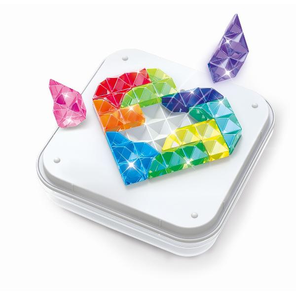Cu zece pietre pretioase colorate si 120 de puzzle-uri cu diferite niveluri de dificultate acest joc ii va distra pe toti membrii familiei tale &Icircn plus este chiar ideal pentru joaca parinte-copil Tot ce trebuie sa faceti este sa alegeti o carte de provocare si aranjati pietrele pretioase potrivite pe inima sau pe tabla cu diamante apoi utilizati piesele ramase pentru a umple toate golurile Deci da-i drumul lasa-l pe micutul tau sa-si arate abilitatile cu aceasta provocare 